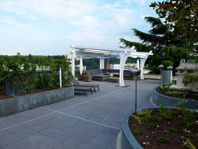 Une pergola conçue pour profiter de la vue au calme - Une toiture terrasse avec deux pergolas