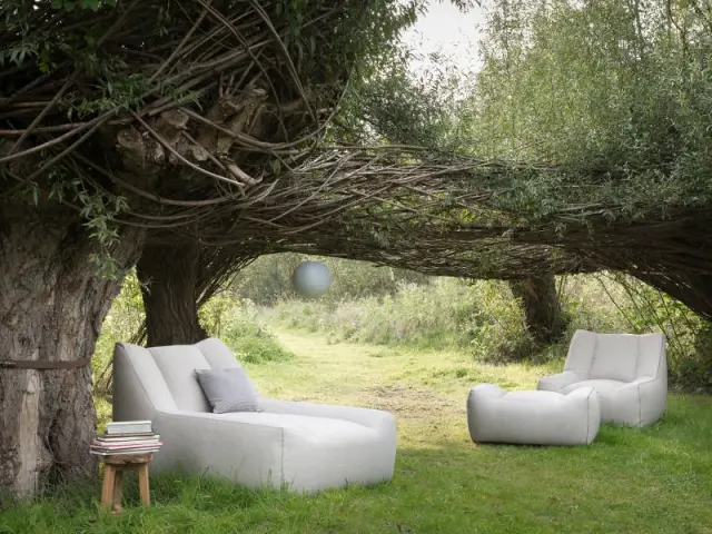 Une méridienne deux places molletonnée pour une ambiance intimiste - Dix fauteuils pour profiter de son jardin à deux