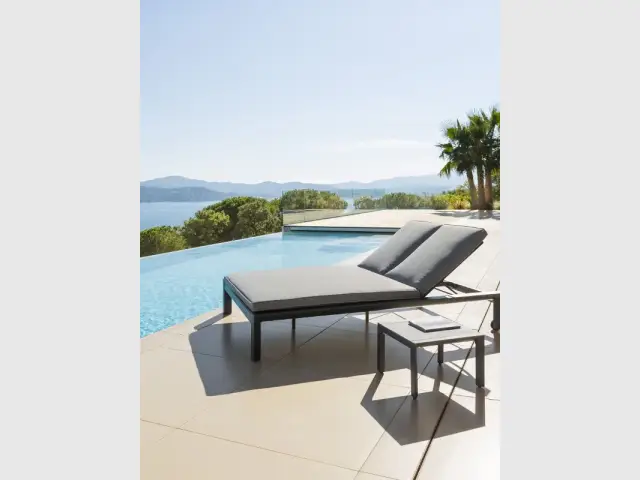 Une chaise longue double pour une ambiance moderne - Dix fauteuils pour profiter de son jardin à deux