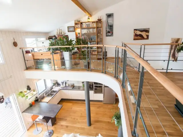 Une passerelle aux formes arrondies - Maison Parenthèse, La Rochelle