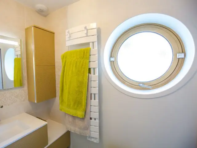 Une salle de bains comme dans un bateau - Maison Parenthèse, La Rochelle