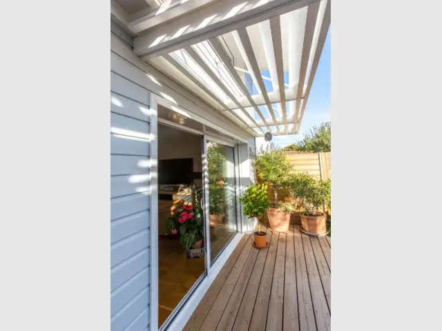 Une pergola bioclimatique qui offre une pièce en plus - Maison Parenthèse, La Rochelle