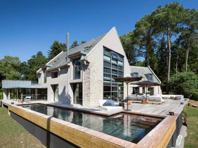 Une piscine à fond mobile, une terrasse optimisée