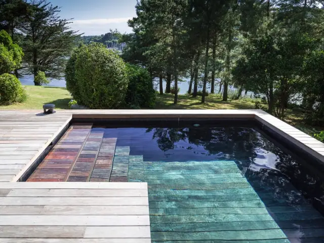 Un escalier de piscine intégré dans la terrasse  - Une piscine à fond mobile, une terrasse optimisée