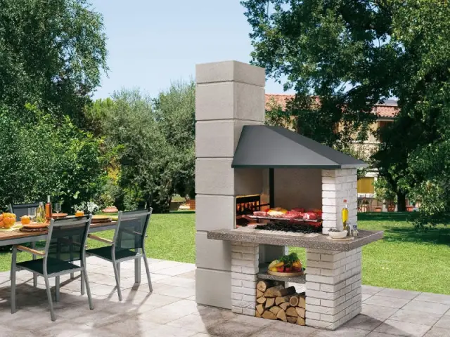 Un barbecue intégré à la terrasse pour une ambiance traditionnelle - Dix cuisines d'extérieur pour la famille