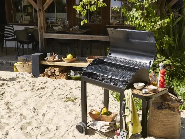 Un barbecue pour une ambiance sauvage - Dix cuisines d'extérieur pour la famille