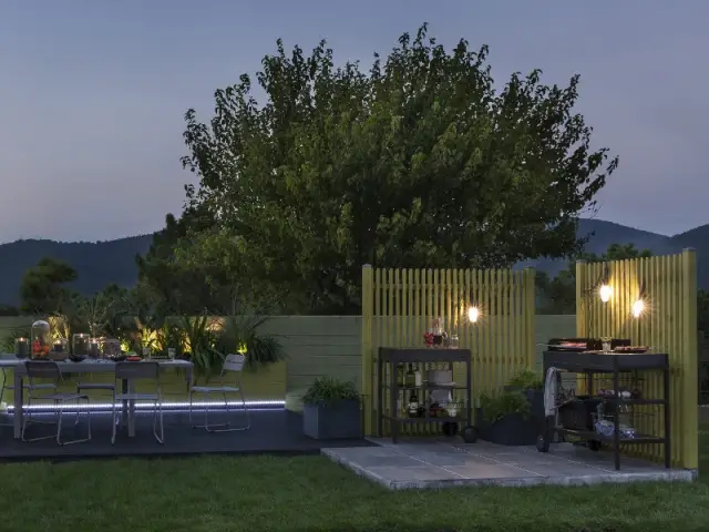 Un espace cuisine séparée pour une ambiance naturelle - Dix cuisines d'extérieur pour la famille