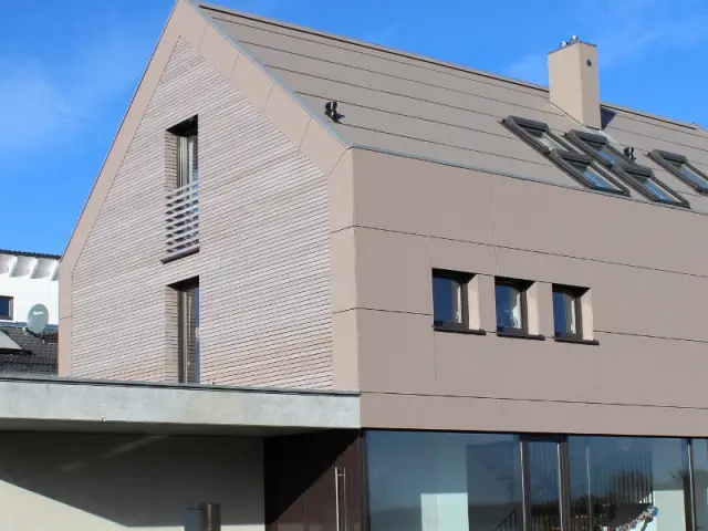 Une maison moderne comme un cube de bois - Une maison comme un mille-feuille de bois