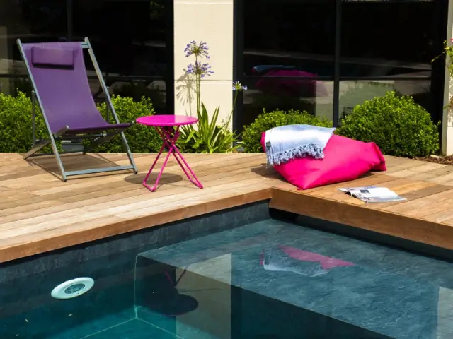 Un éclairage de piscine contrôlable à distance - une piscine automatisée facile d'entretien