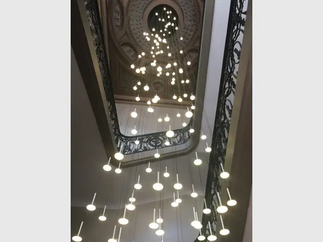 Une cascade de lumière pour bercer un escalier - La Cour des Consuls Hôtel inspire les particuliers