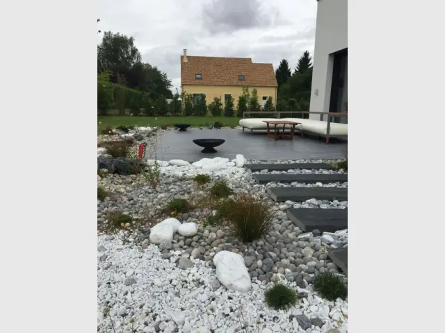 Une rivière sèche pour un jardin boisé - Un jardin écologique aux nuances japonaises