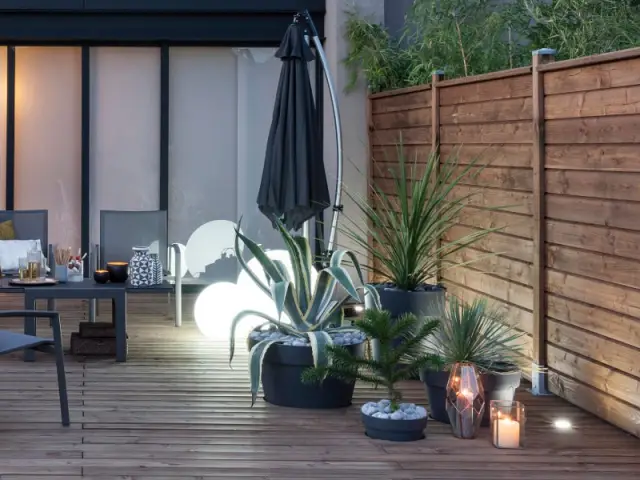 Des pots de fleurs encastrés dans la terrasse