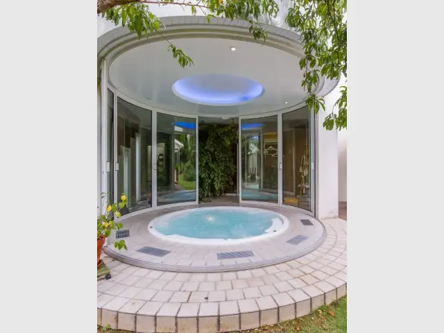 Un spa installé dans une extension panoramique 