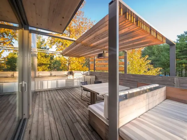 Une grande pergola en cèdre pour se protéger du soleil - Une terrasse en cèdre magnifie le paysage canadien