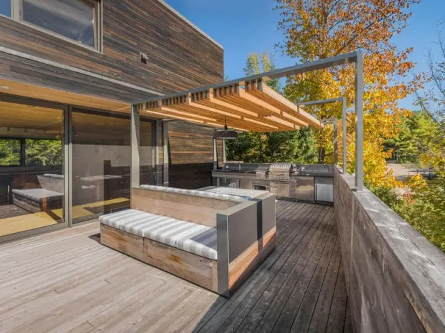 Une banquette comme îlot central de la terrasse - Une terrasse en cèdre magnifie le paysage canadien