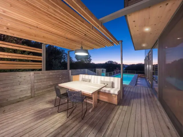 Une piscine parfaitement intégrée à l'architecture de la maison - Une terrasse en cèdre magnifie le paysage canadien