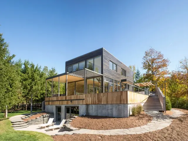  Une terrasse en bois aménagée pour les grands et les petits  - Une terrasse en cèdre magnifie le paysage canadien