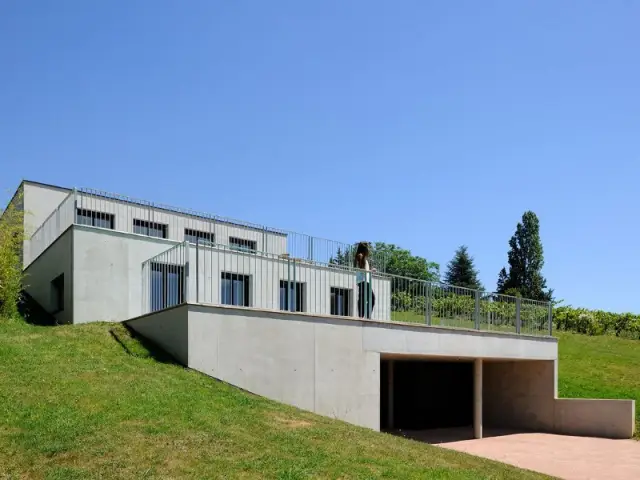 Une maison construite comme un escalier  - Une maison en béton grimpe au c&oelig;ur des vignes