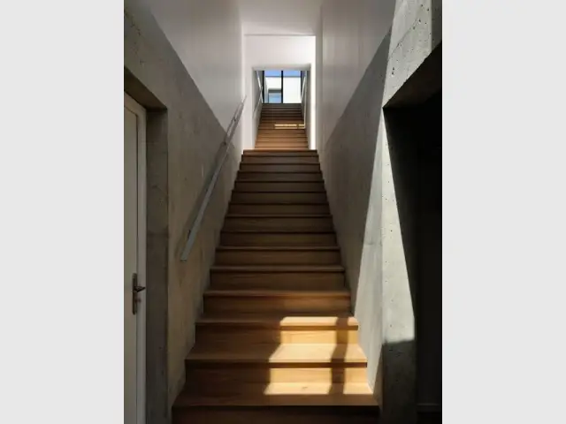 Un escalier central comme une colonne vertébrale  - Une maison en béton grimpe au c&oelig;ur des vignes