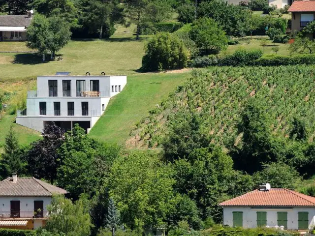 Un bloc de béton pour un effet minéral  - Une maison en béton grimpe au c&oelig;ur des vignes