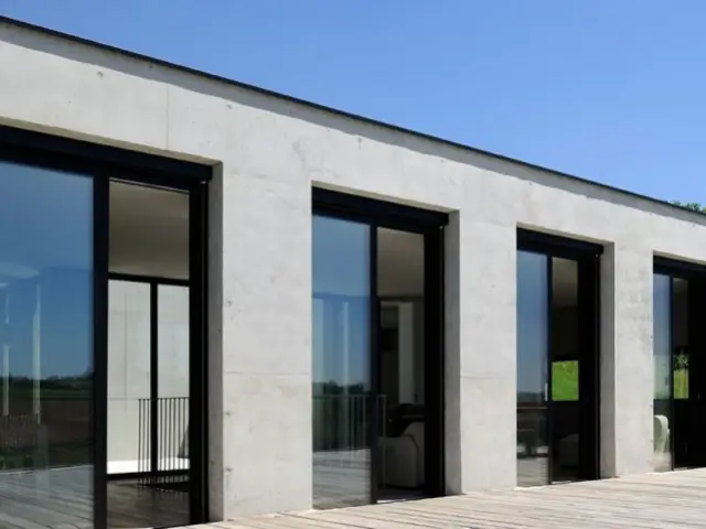 De larges ouvertures pour baigner la maison de lumière  - Une maison en béton grimpe au c&oelig;ur des vignes