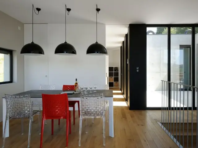 Des pièces de vie claires et spacieuses - Une maison en béton grimpe au c&oelig;ur des vignes