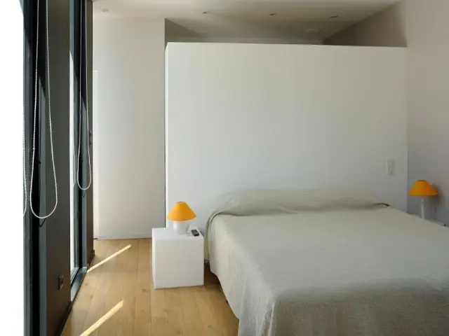 Une chambre comme un cocon au c&oelig;ur de la bâtisse - Une maison en béton grimpe au c&oelig;ur des vignes