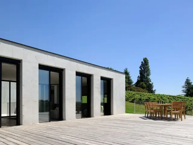 Une terrasse nichée en hauteur pour manger la tête dans les étoiles  - Une maison en béton grimpe au c&oelig;ur des vignes