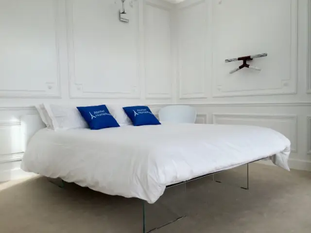 Une chambre parentale comme dans un hôtel parisien chic - Un appartement aménagé dans la Tour Eiffel