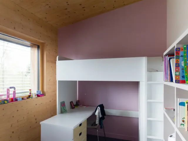 Une chambre d'enfant épurée pour un effet traditionnel - Une maison passive en bois gris au coeur des Yvelines