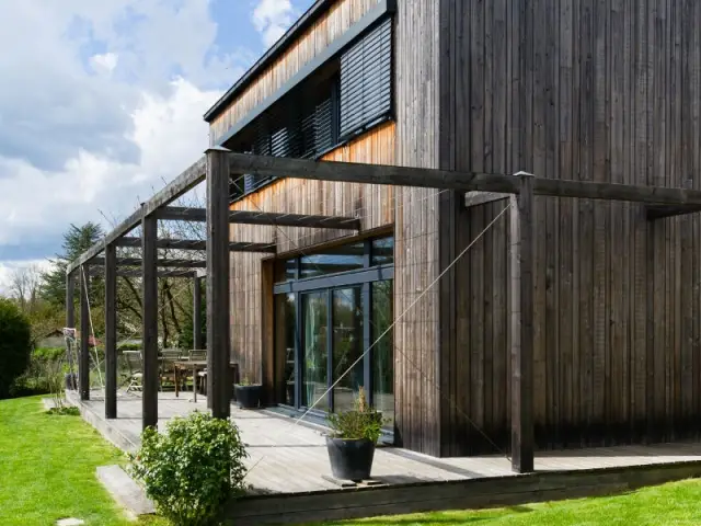 Une maison passive en bois pour un effet vieilli - Une maison passive en bois gris au coeur des Yvelines