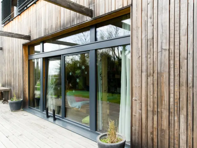 Une grande baie vitrée plein sud pour un chauffage optimal - Une maison passive en bois gris au coeur des Yvelines