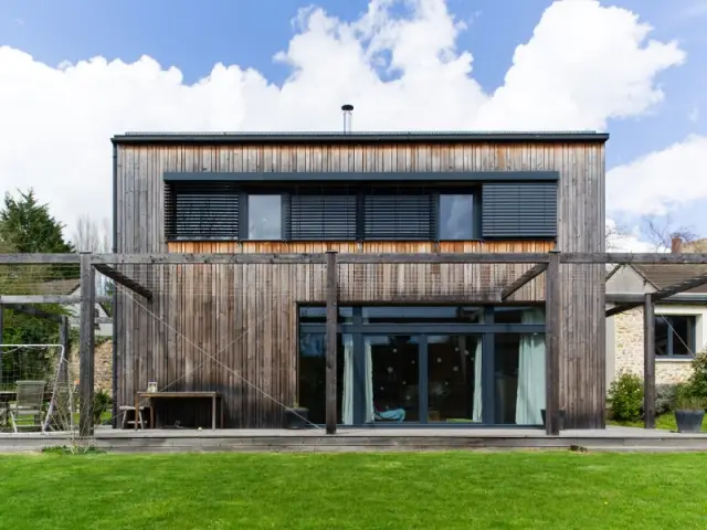  Une toiture végétale pour récupérer les eaux pluviales  - Une maison passive en bois gris au coeur des Yvelines