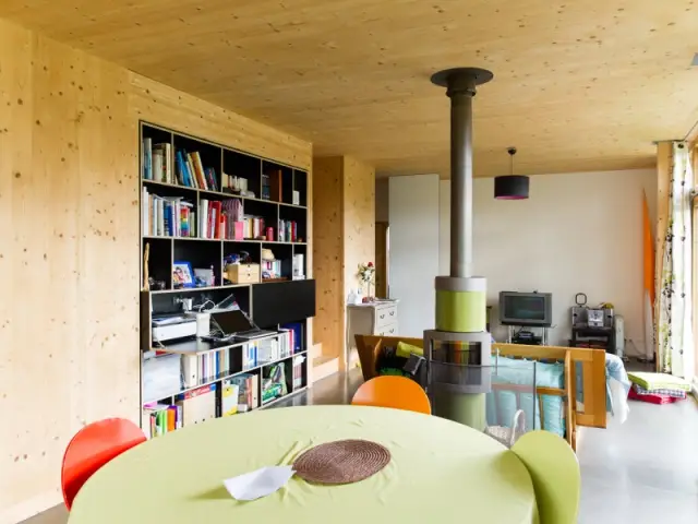 Un chauffage à bois pour cette maison passive  - Une maison passive en bois gris au coeur des Yvelines