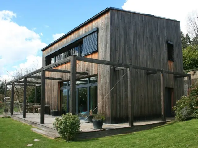 Une maison passive pionnière dans les Yvelines - Une maison passive en bois gris au coeur des Yvelines