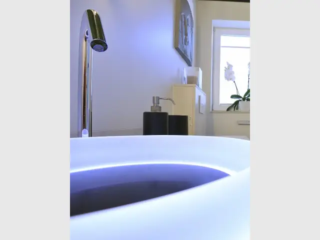 Un système de capteur sans toucher pour un robinet de luxe  - Une salle de bains zen au top de la technologie