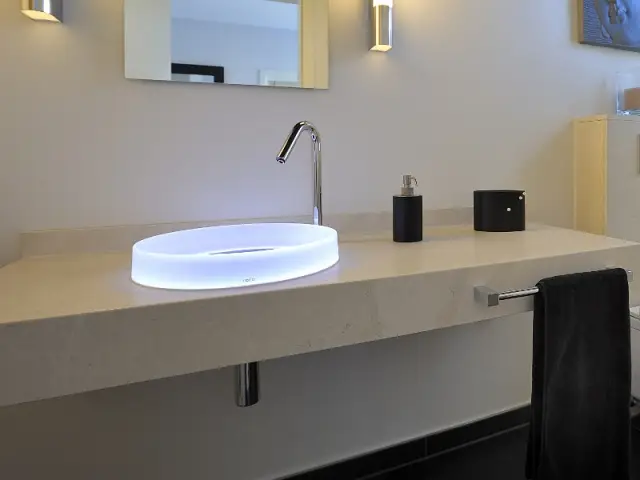 Un plan de lavabo chic pour adoucir la salle de bains  - Une salle de bains zen au top de la technologie