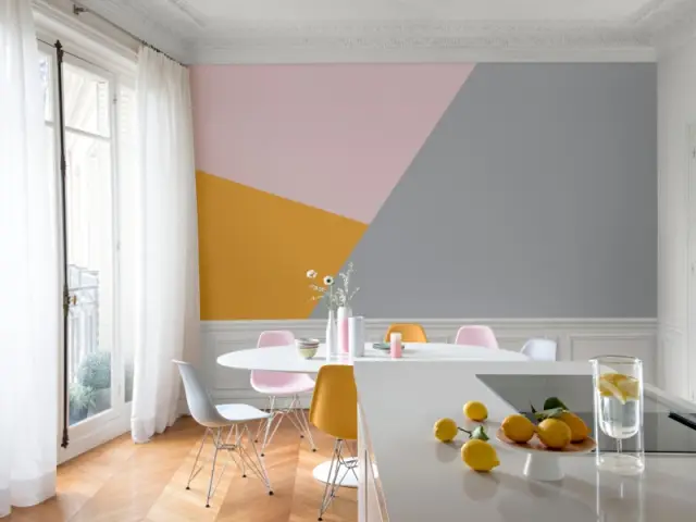 Une fresque colorée et géométrique sur le mur