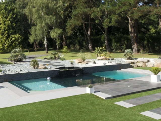 Des boules de bassin en inox pour refléter la lumière - Une piscine équipée d'une fosse de plongée