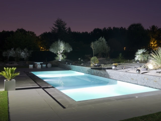 Des LEDs de couleurs pour une piscine étincelante - Une piscine équipée d'une fosse de plongée