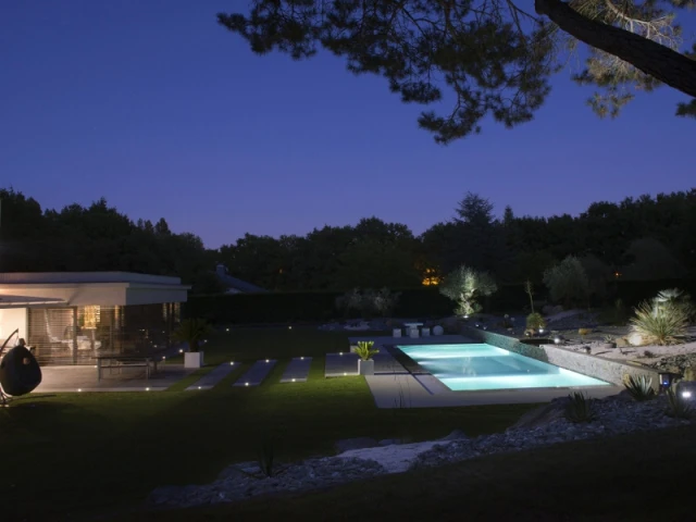 Une piscine contemporaine élaborée pour des passionnés de plongée  - Une piscine équipée d'une fosse de plongée