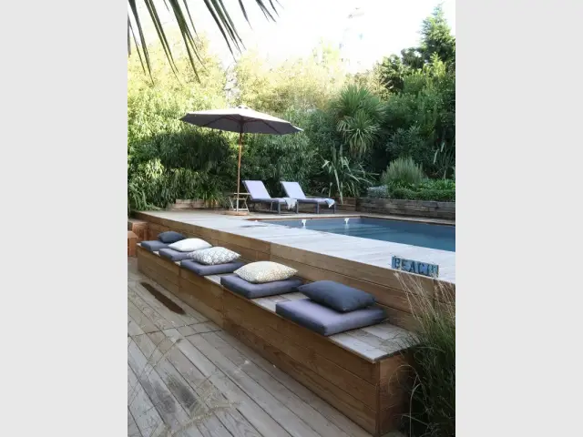 Une piscine boisée épouse les lignes naturelles du jardin  - Une maison contemporaine au coeur de la nature