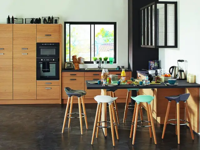 Une table en L pour une cuisine plus fonctionnelle  - Une vraie table de repas dans la cuisine