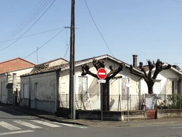 une maison construite en 1920 laissée à l'abandon