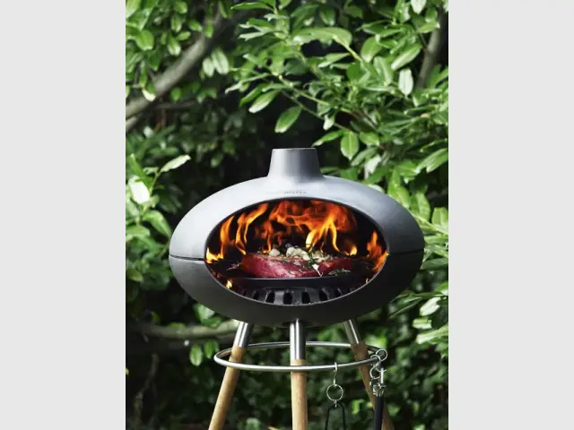 Un grill sur trépied pour un design robuste et élégant - Dix barbecues et planchas pour cuisiner au jardin