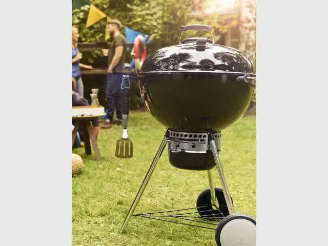 Un barbecue boule pour un style intemporel - Dix barbecues et planchas pour cuisiner au jardin