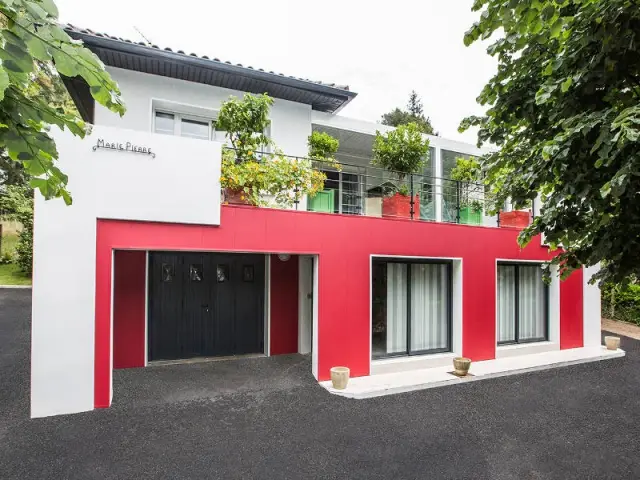 un rouge flamboyant pour la façade d'une maison