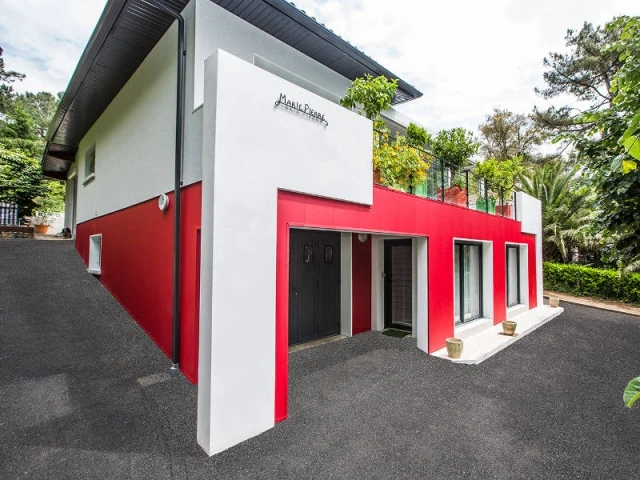 un rouge flamboyant pour la façade d'une maison