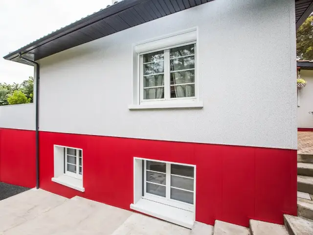 Des grandes ouvertures pour profiter de la lumière  - un rouge flamboyant pour la façade d'une maison