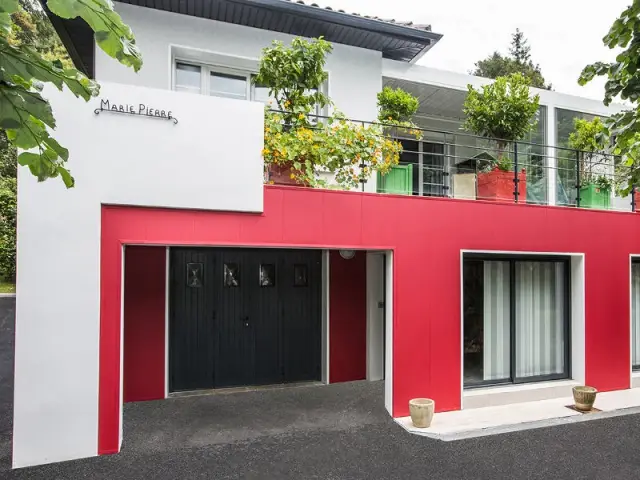  Un nom pour une maison respectant les traditions basques  - un rouge flamboyant pour la façade d'une maison